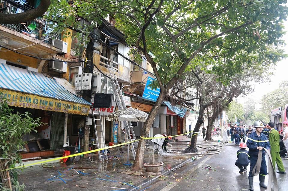 ha noi chay lon bat ngo xay ra giua trua tren pho phung hung