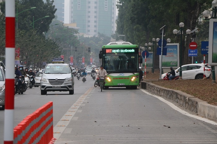 ha noi bat chap giai phan cach nhieu phuong tien van lan lan buyt nhanh brt