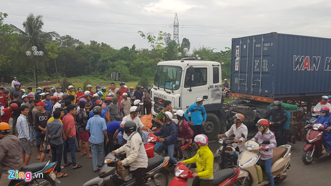 vu container tong hang loat xe may chiec xe dien lao nhu song than