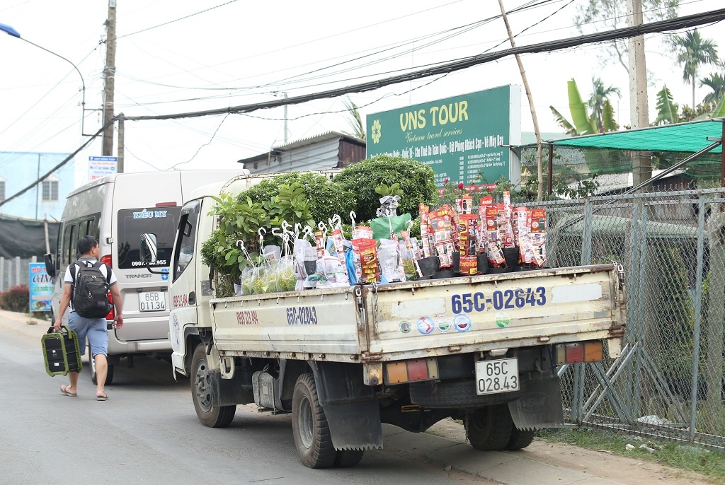 Vựa hoa lớn nhất miền Tây bắt đầu chuyển hàng về chợ Tết, nhiều nhà vườn không còn hoa để bán vua hoa lon nhat mien tay bat dau chuyen hang ve cho tet nhieu nha vuon da ban het hang