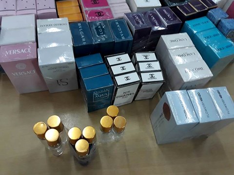tphcm gan 10000 chai nuoc hoa gia thuong hieu chanel versace bi thu giu