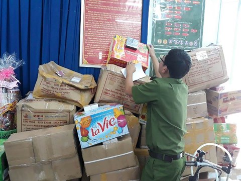 tphcm gan 10000 chai nuoc hoa gia thuong hieu chanel versace bi thu giu