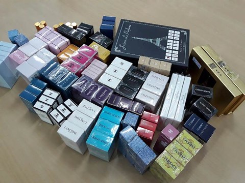 tphcm gan 10000 chai nuoc hoa gia thuong hieu chanel versace bi thu giu