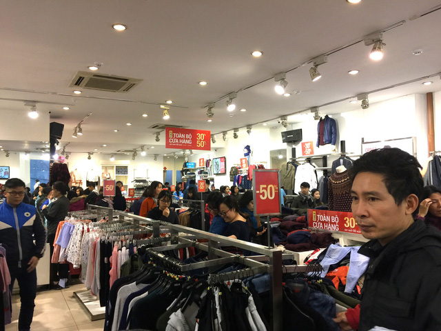 Hàng quần áo khuyến mãi hang quan ao khuyen mai khung dan cong so sam tet xuyen trua