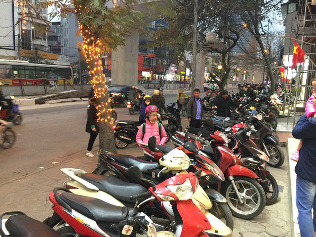 Hàng quần áo khuyến mãi hang quan ao khuyen mai khung dan cong so sam tet xuyen trua