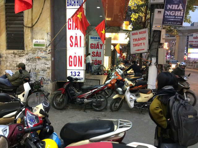 Hàng quần áo khuyến mãi hang quan ao khuyen mai khung dan cong so sam tet xuyen trua