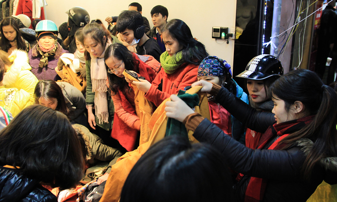 sinh vien ha noi doi ret mua hang giam gia truoc tet