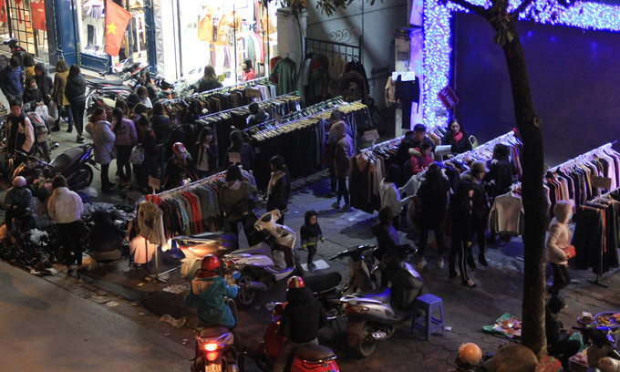 sinh vien ha noi doi ret mua hang giam gia truoc tet