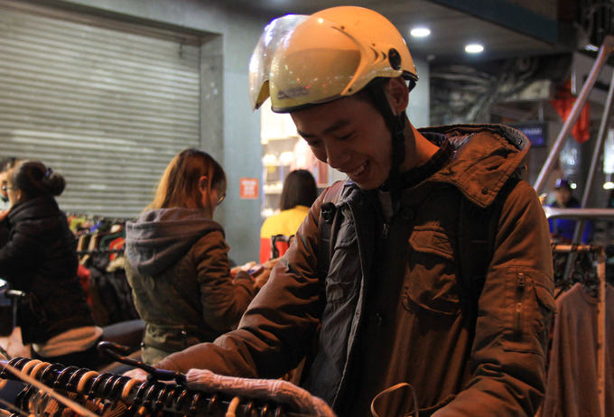 sinh vien ha noi doi ret mua hang giam gia truoc tet