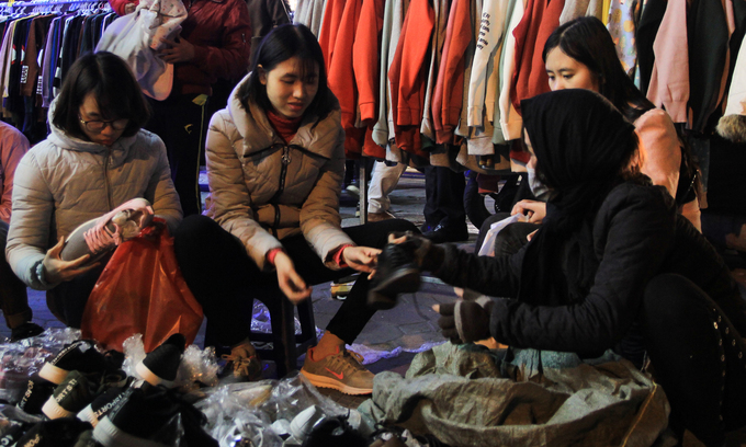 sinh vien ha noi doi ret mua hang giam gia truoc tet