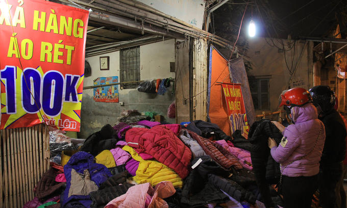 sinh vien ha noi doi ret mua hang giam gia truoc tet