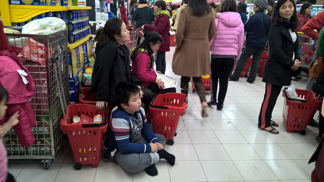 Giáp Tết, người dân Hà Nội đổ xô mua sắm Tết, siêu thị đông đặc giap tet nguoi dan ha noi do xo mua sam tet sieu thi dong dac