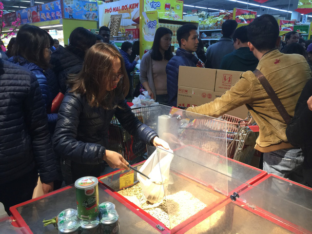 Giáp Tết, người dân Hà Nội đổ xô mua sắm Tết, siêu thị đông đặc giap tet nguoi dan ha noi do xo mua sam tet sieu thi dong dac