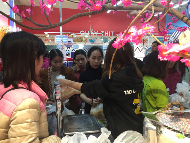 Giáp Tết, người dân Hà Nội đổ xô mua sắm Tết, siêu thị đông đặc giap tet nguoi dan ha noi do xo mua sam tet sieu thi dong dac