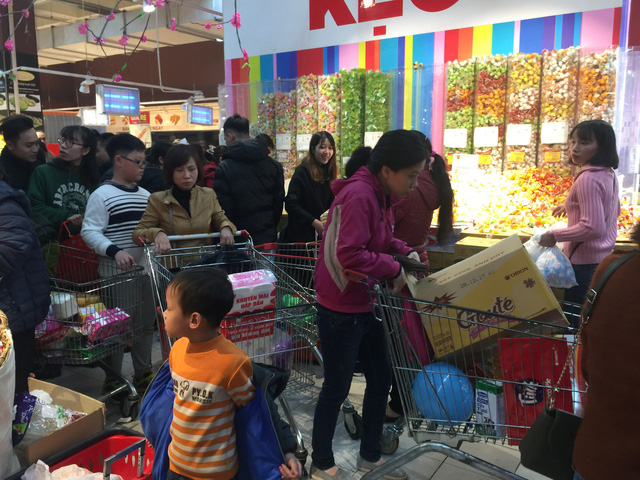 Giáp Tết, người dân Hà Nội đổ xô mua sắm Tết, siêu thị đông đặc giap tet nguoi dan ha noi do xo mua sam tet sieu thi dong dac