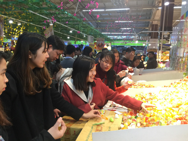 Giáp Tết, người dân Hà Nội đổ xô mua sắm Tết, siêu thị đông đặc giap tet nguoi dan ha noi do xo mua sam tet sieu thi dong dac