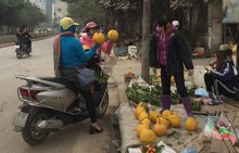 Hoa quả thắp hương thi nhau 'nhảy' giá ngày cận Tết
