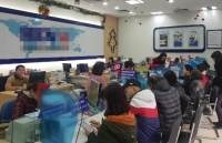 lanh thau xuong dan dam minh giua bun bat ca bang tay khong