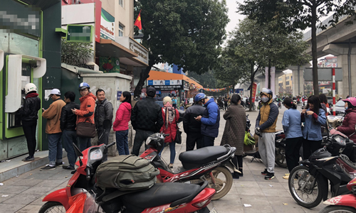 phong giao dich atm qua tai ngay 28 tet