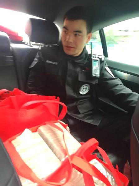 nguoi phu nu xach 5 tui tien 12 ty ve tet duoc canh sat ho tong
