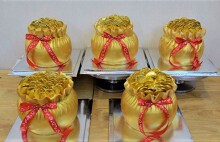 Bánh hũ vàng 'cháy hàng' làm không kịp bán ngày Vía Thần Tài