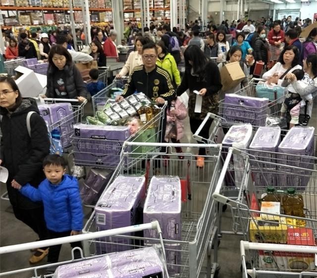 nguoi dan dai loan do xo di mua tich tru giay ve sinh