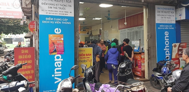 cua hang ban sim the chay hang trong ngay cuoi cung khuyen mai 50