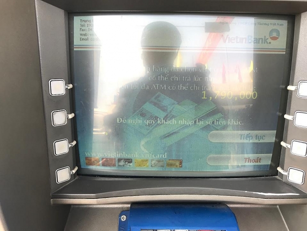 nhieu atm sai gon ngung hoat dong chi cho rut toi da hon mot trieu khach do xo vao phong giao dich