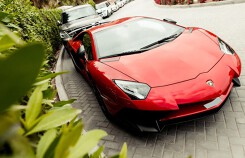 Nhận lương gần 100.000 USD để dùng thử siêu xe, du thuyền