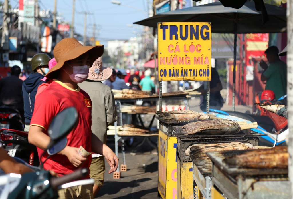 Bán 1.000 con cá lóc nướng sau hai tiếng mở cửa sáng ngày vía Thần Tài ban 1000 con ca loc nuong sau hai tieng mo cua sang ngay via than tai