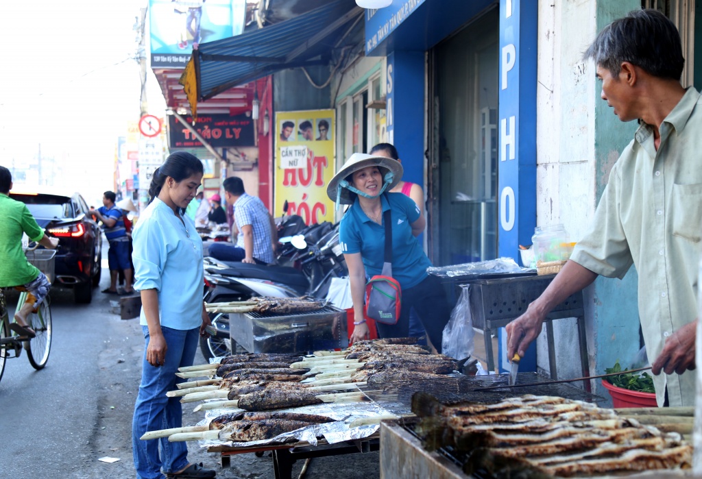 ban 1000 con ca loc nuong sau hai tieng mo cua sang ngay via than tai