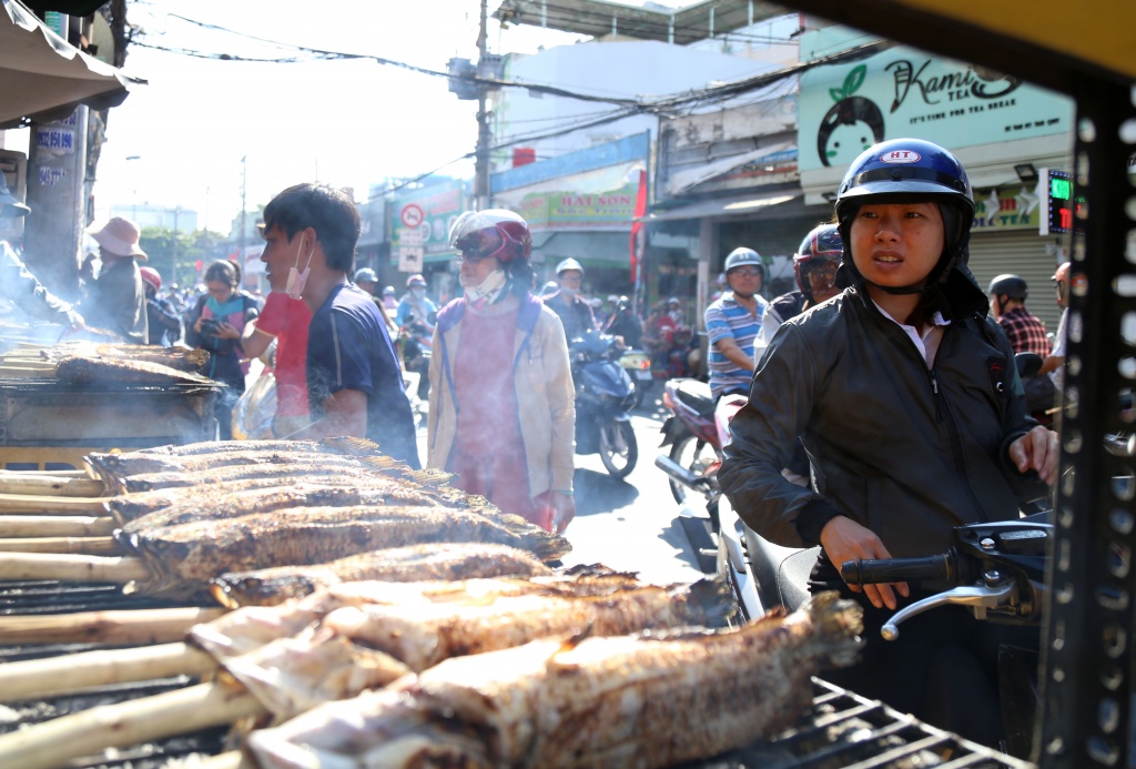 Bán 1.000 con cá lóc nướng sau hai tiếng mở cửa sáng ngày vía Thần Tài ban 1000 con ca loc nuong sau hai tieng mo cua sang ngay via than tai