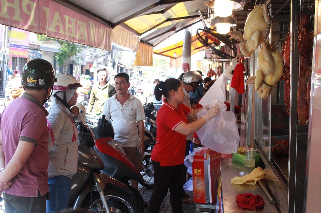 Chủ tiệm chuẩn bị nửa tấn heo quay bán ngày Thần Tài, người Sài Gòn xếp hàng từ 5h sáng để mua chu tiem chuan bi nua tan heo quay ban ngay than tai nguoi sai gon xep hang tu 5h sang de mua