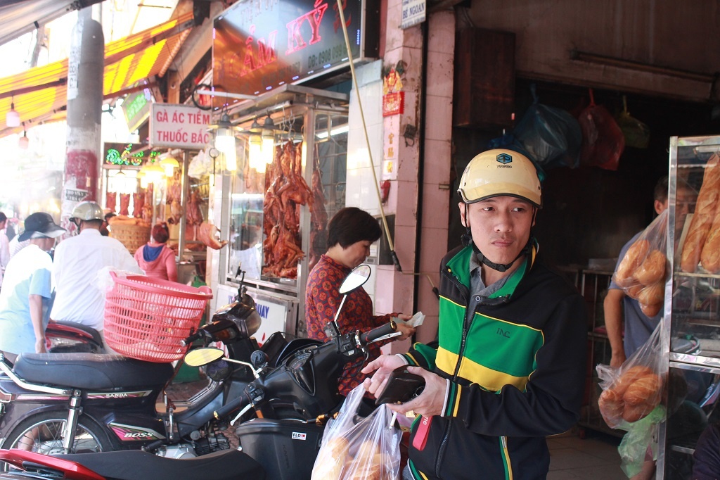 Chủ tiệm chuẩn bị nửa tấn heo quay bán ngày Thần Tài, người Sài Gòn xếp hàng từ 5h sáng để mua chu tiem chuan bi nua tan heo quay ban ngay than tai nguoi sai gon xep hang tu 5h sang de mua