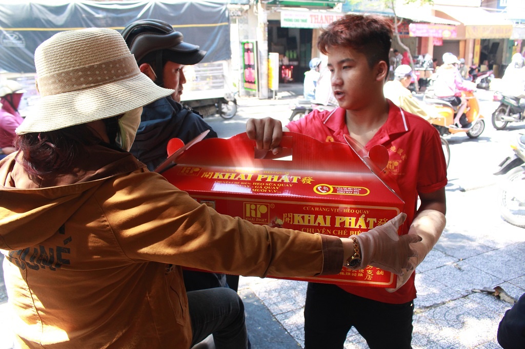 Chủ tiệm chuẩn bị nửa tấn heo quay bán ngày Thần Tài, người Sài Gòn xếp hàng từ 5h sáng để mua chu tiem chuan bi nua tan heo quay ban ngay than tai nguoi sai gon xep hang tu 5h sang de mua