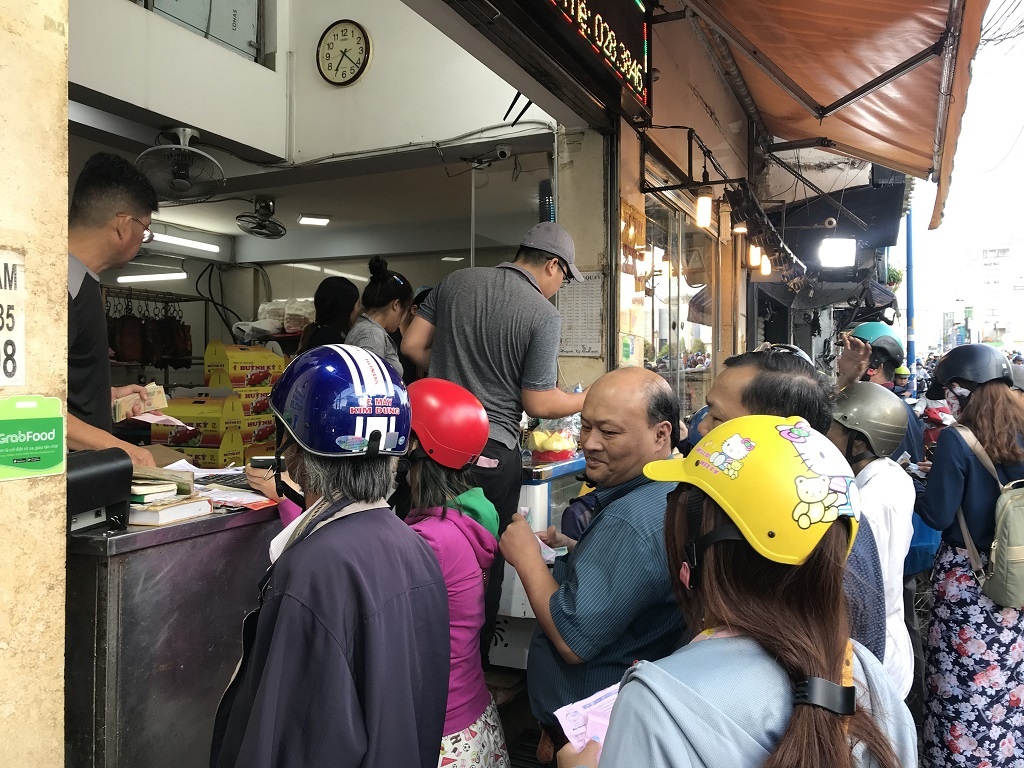 Chủ tiệm chuẩn bị nửa tấn heo quay bán ngày Thần Tài, người Sài Gòn xếp hàng từ 5h sáng để mua chu tiem chuan bi nua tan heo quay ban ngay than tai nguoi sai gon xep hang tu 5h sang de mua