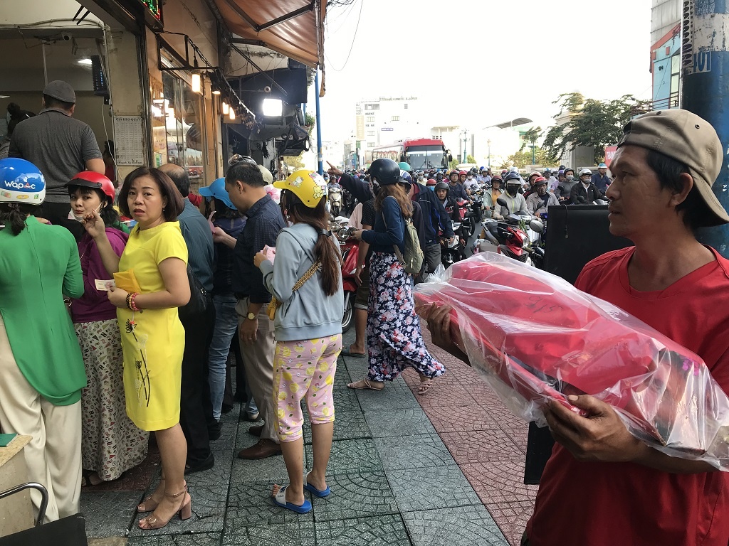 Chủ tiệm chuẩn bị nửa tấn heo quay bán ngày Thần Tài, người Sài Gòn xếp hàng từ 5h sáng để mua chu tiem chuan bi nua tan heo quay ban ngay than tai nguoi sai gon xep hang tu 5h sang de mua