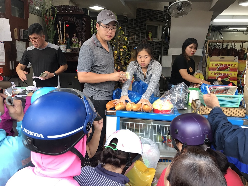 Chủ tiệm chuẩn bị nửa tấn heo quay bán ngày Thần Tài, người Sài Gòn xếp hàng từ 5h sáng để mua chu tiem chuan bi nua tan heo quay ban ngay than tai nguoi sai gon xep hang tu 5h sang de mua
