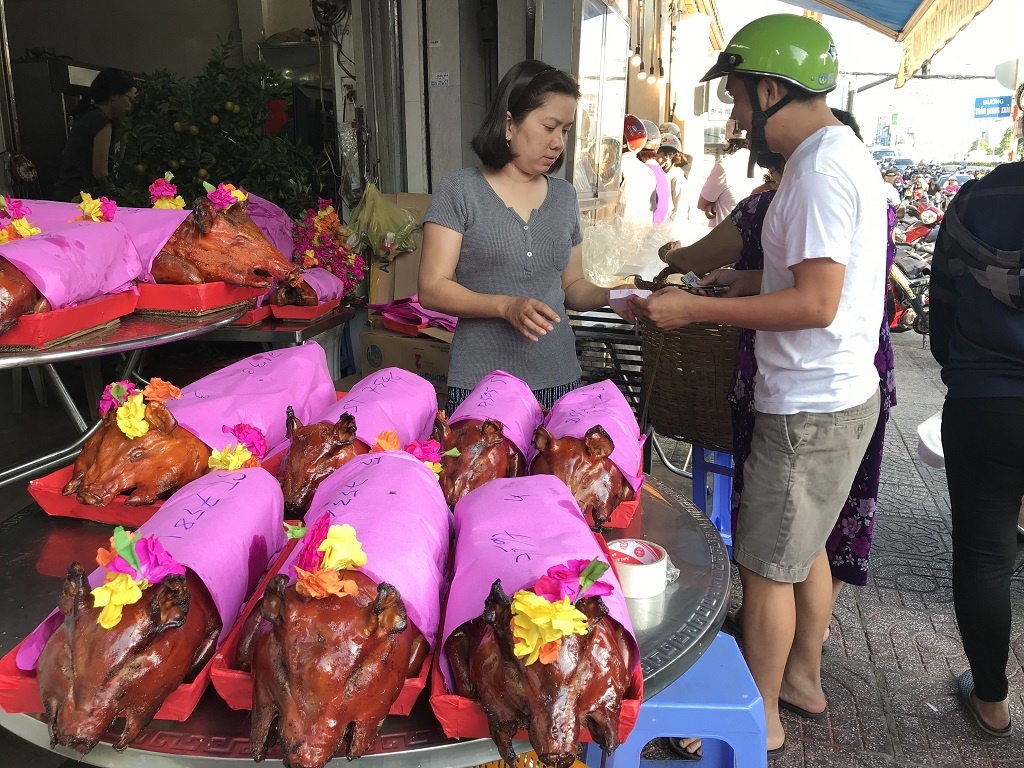 Chủ tiệm chuẩn bị nửa tấn heo quay bán ngày Thần Tài, người Sài Gòn xếp hàng từ 5h sáng để mua chu tiem chuan bi nua tan heo quay ban ngay than tai nguoi sai gon xep hang tu 5h sang de mua
