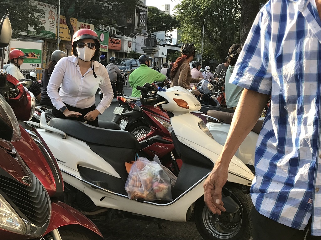Chủ tiệm chuẩn bị nửa tấn heo quay bán ngày Thần Tài, người Sài Gòn xếp hàng từ 5h sáng để mua chu tiem chuan bi nua tan heo quay ban ngay than tai nguoi sai gon xep hang tu 5h sang de mua