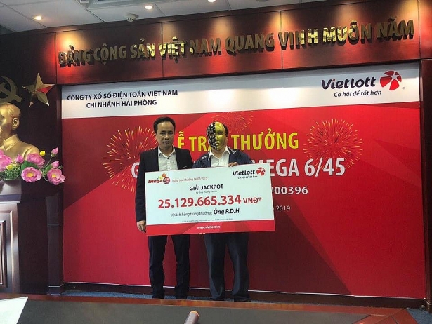 di le ve nguoi dan ong o quang ninh trung vietlott tri gia 25 ti dong