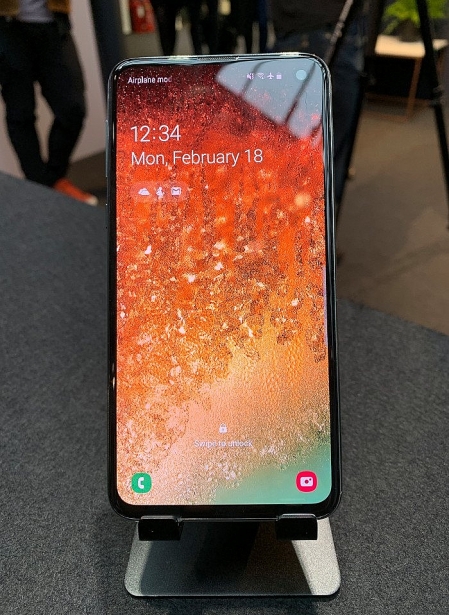 samsung ra mat quai vat galaxy s10 voi thiet ke not ruoi