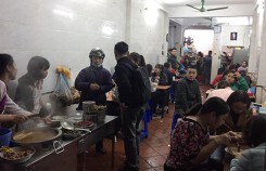 Giá ốc tăng, dân Hà Nội chép miệng thèm vì nhiều hàng bún ốc tạm nghỉ sau Tết