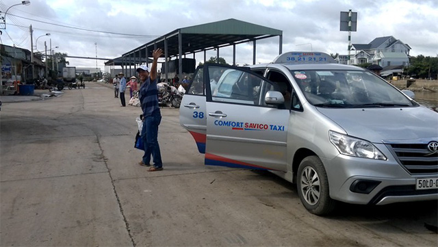 lien tiep xuat hien hang taxi viet sa sut dong cua vi uber va grab