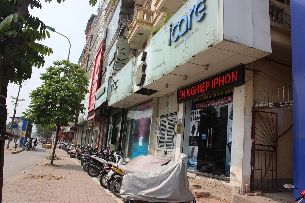 Hà Nội: Hàng loạt cửa hàng bán iPhone đồng loạt gỡ logo 'quả táo cắn dở' ha noi hang loat cua hang ban iphone dong loat go logo qua tao can do