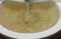 nuoc may boc mui la hang loat nguoi dan phai mua nuoc binh nau an