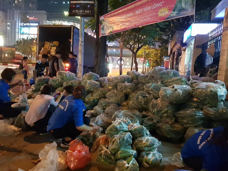 gac lai ky nghi le sinh vien tinh nguyen giai cuu dua chuot giup nong dan