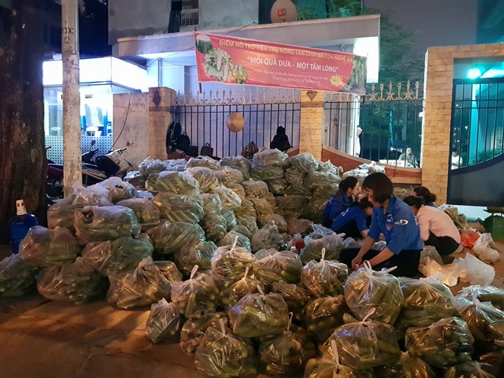 gac lai ky nghi le sinh vien tinh nguyen giai cuu dua chuot giup nong dan