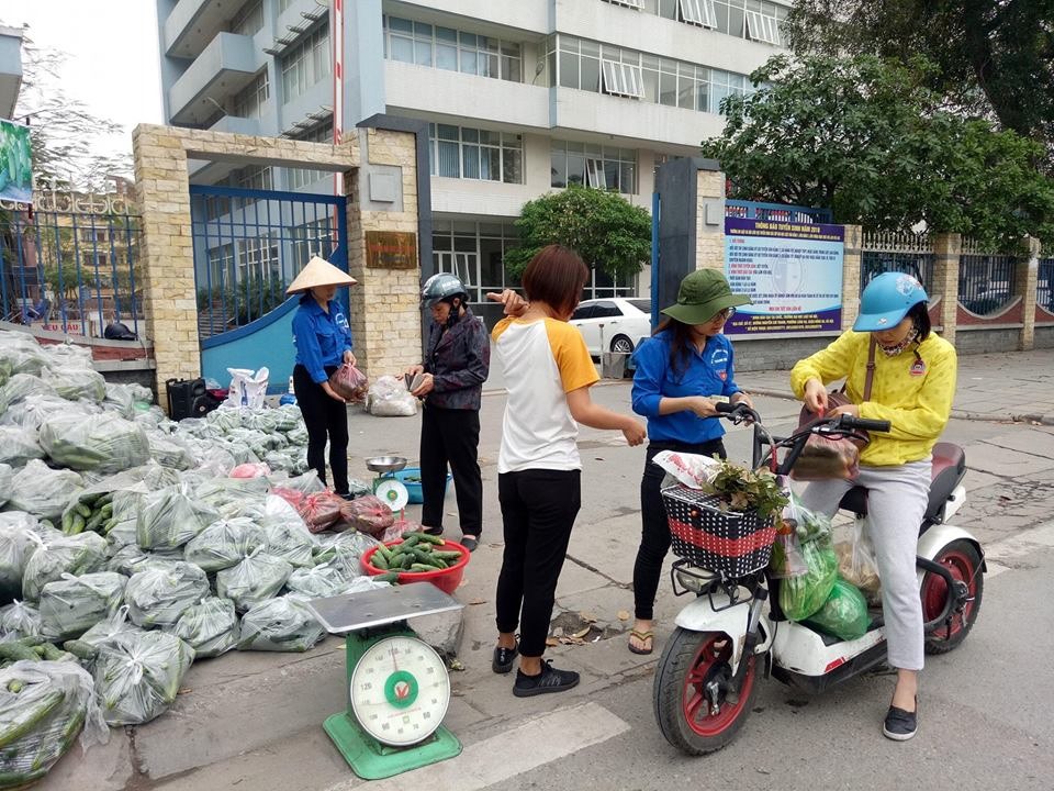 gac lai ky nghi le sinh vien tinh nguyen giai cuu dua chuot giup nong dan