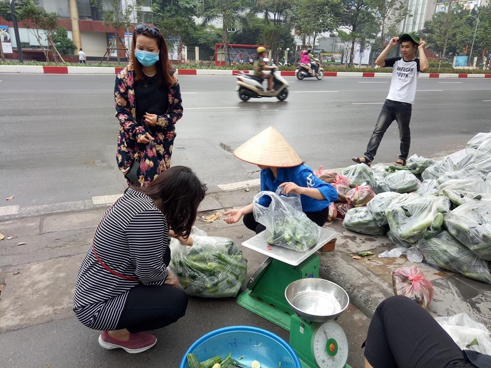 gac lai ky nghi le sinh vien tinh nguyen giai cuu dua chuot giup nong dan